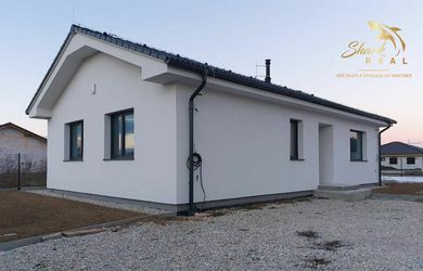 Zaujímavá skolaudovaná novostavba v tichej lokalite blízko mesta