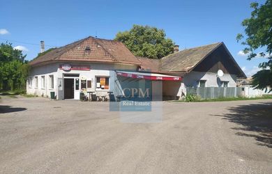 Ponúkame na predaj hostinec s rodinným domom v neďaleko Levíc