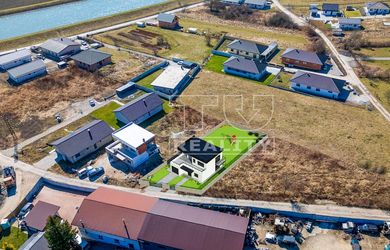REZERVOVANE - Stavebný pozemok so stavebným povolením Bytča - Hliník nad Váhom (738m2)