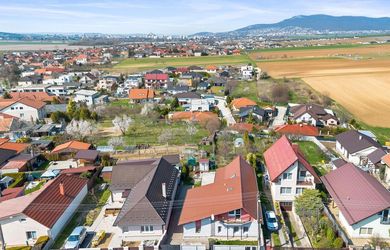 Časť na bývanie, druhá na prenájom! rodinný dom s veľkou záhradou a výhľadom na Zobor!