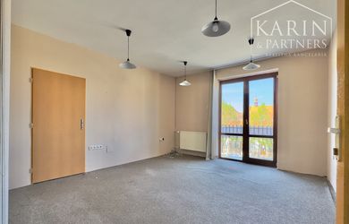NOVÁ CENA Komerčný priestor s výkladom a balkónom v srdci Skalice