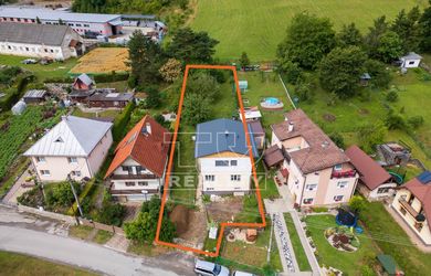 REZERVOVANÉ - rodinný dom s veľkým pozemkom (732m2) v Bitarovej len 7 min. od Žiliny