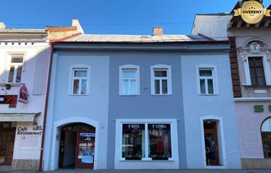 Administratívne a obchodné priestory v budove na námestí v Poprade