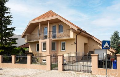 BOSEN | Na predaj priestranný rodinný dom s bazénom a saunou v obci Trhová Hradská