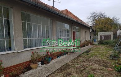 Predaj starší rodinný dom Vráble, 1034m2, NR (107-12-ERF)