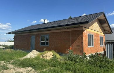 Na predaj rozostavaný nízkoenergetický 4-izbový rodinný dom v obci Trnovec nad Váhom