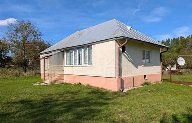 Znížená cena! Dom s veľkým pozemkom a jedinečným súkromím v obci Borov- Medzilaborce