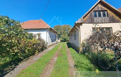 Dva domy na veľkom pozemku s rozlohou 2553m2 v tichej obci Bádice
