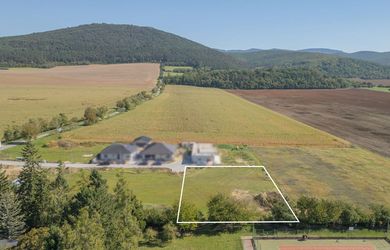STAVEBNÝ POZEMOK S NADŠTANDARDNOU VÝMEROU 900 m2, KOČOVCE, VŠETKY IS NA POZEMKU!