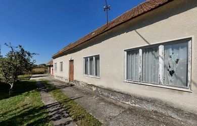 PREDAJ DOMU – Starší RD, Orechová Potôň, Pozemok 1700 m2, vlak, diaľnica, nutná rekonštrukcia.