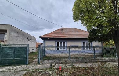 ZNÍŽENÁ CENA !!!  Na predaj 3 izbový rodinný dom v obci Bešeňov s 11 árovou záhradou