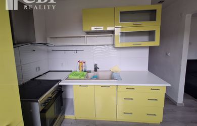 3-IZBOVÝ BYT NA PREDAJ V MESTE DOBŠINÁ !