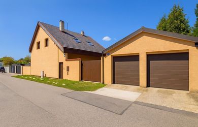 PNORF – Kompletne zrekonštruovaný 5i RD s dvojgarážou a záhradou, Bratislava - Vrakuňa