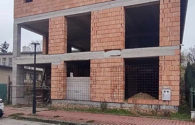 Na predaj investičná budova Vráble