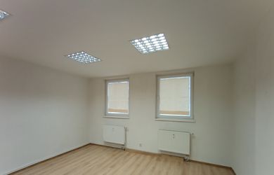 Na prenájom kancelária v centre Nitry, parkovanie v Mlynoch