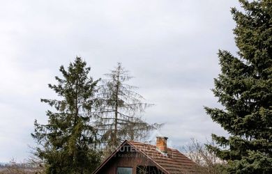 Rekreačný domček so slnečným pozemom v top lokalite v Leviciach