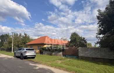 Vidiecky rodinný dom s veľkým pozemkom v obci Lok