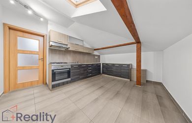PLUS REALITY | REZERVOVANÉ | Veľkometrážny trojizbový byt vo vyhľadávanej lokalite v meste Dunajská Streda na predaj!