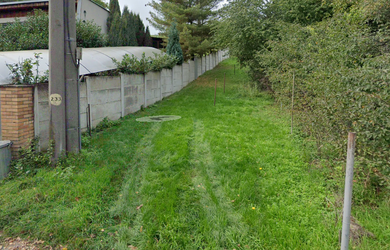 Vinica s príjazdovou súkromnou cestou priamo z asfaltovej cesty