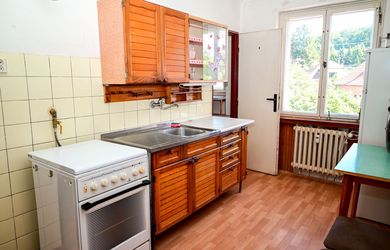 EXKLUZÍVNE 3-izbový tehlový byt s BALKÓNOM a VLASTNOU GARÁŽOU v suteréne domu | Stará Turá, ul. Štefánika