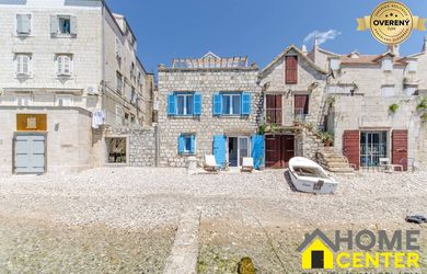 NA PREDAJ zrekonštruovaná vila /330 m²/ na pobreží, mesto Komiža /VIS/