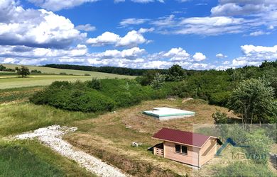 PREDAJ stavebný pozemok 869m² so základovou doskou a záhrad. domkom VYSOČANY