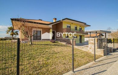BYTOČ RK - 5-izb. RD s 2-garážou a veľkým pozemkom v Taliansku neďaleko pobrežia - Carlino
