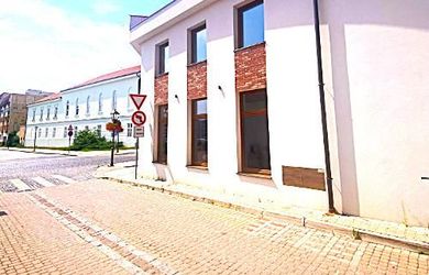 HOMreal. sk / Kancelárske priestory na prenájom v centre Trnavy s parkovaním.