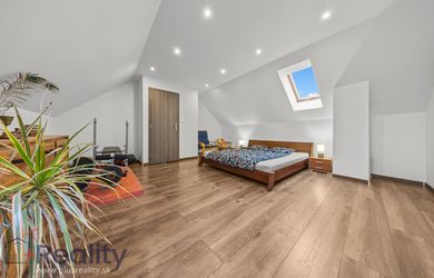 PLUS REALITY |  Štvorizbový rodinný dom v obci Slovenský Grob na predaj!