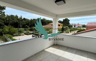 Exkluzívne na predaj: Priestranný 3-izbový apartmán (80 m²) so strešnou terasou na ostrove Vir!