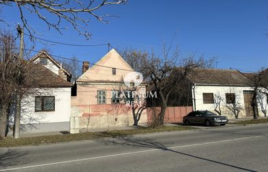Pozemok s pôvodnými rodinnými domami v centre Vajnor - BA III