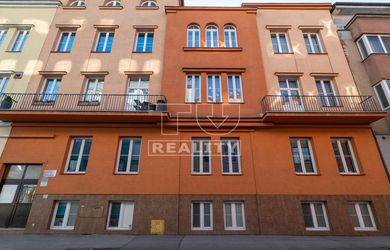 Veľkometrážny 3-izbový byt (109 m²) s vysokými stropmi v srdci mesta