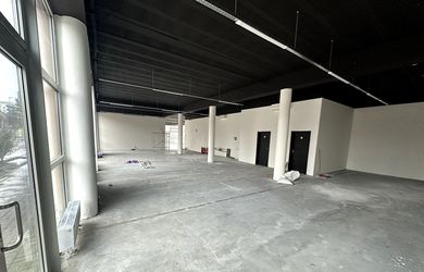 Obchodný priestor 267 m² s billboardmi pri hlavnom ťahu NR – NZ – KN | OC Jiráskova | parkovanie | možnosť rozšírenia | bez provízie