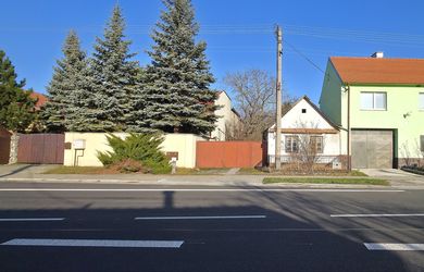 Rezervované/PNORF – st. pozemok s vidieckym domom, 2x stodola, pivnica, studňa, pozemok 1852 m2, Pernek