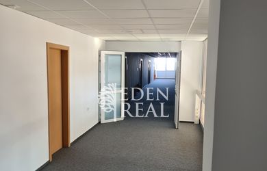 *Dvojkancelária v administratívnej budove na Kramároch