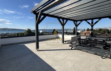 Znížená cena- Penthouse so strešnou terasou a otvoreným výhľadom na more, Kaštela