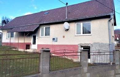 Rodinný dom s 3000 m² pozemkom – Pčoliné