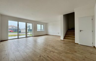 SKOLAUDOVANÉ 3 izbový byt s predzáhradkou v lokalite Nová Tulipa