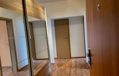 EXKLUZÍVNE – Priestranný zrekonštruovaný 3-izbový byt s balkónom – Štúrovo