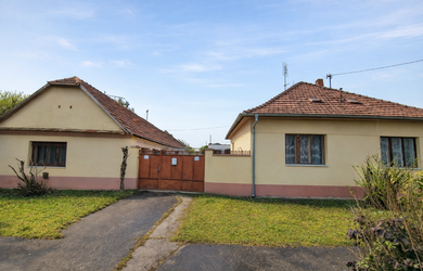 Na predaj: GALANTA – INVESTIČNÝ POZEMOK  3 068 m² S DVOJITÝM PRÍSTUPOM + 2 DOMY