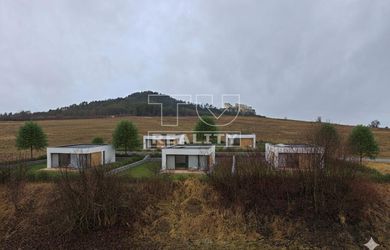 Exkluzívne: Veľkorysý slnečný pozemok pod Lietavským hradom (3 667 m2)