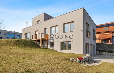 COMODINO - novostavba modernej vily v Lamači s veľkorysým pozemkom, nádhernými výhľadmi a kvalitným prevedením