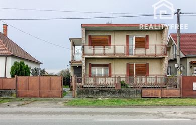 Na predaj: 4izbový rodinný dom s garážou , pozemok 800 m² - Čakany