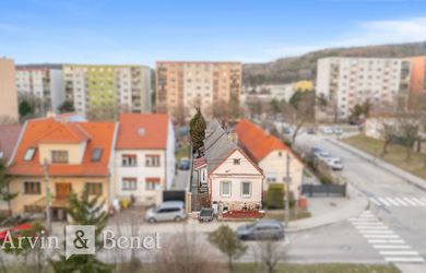 Arvin & Benet | Vidiecky rodinný dom s 3 bytovými jednotkami