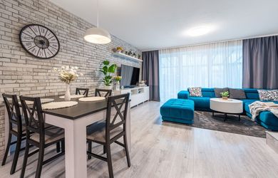 PREDANÉ!!! Moderný a vkusne zariadený 4-izbový mezonet v radovej zástavbe rodinných domov v obci Slovenský Grob – Malý Raj