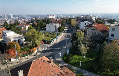 EURÓPA ALEBO DUBAJ? Investori sa vracajú k stabilným adresám –  výnimočný pozemok s rodinným domom na Mudroňovej ulici č. 63! Bratislava – Staré Mesto
