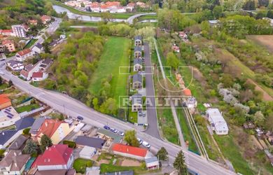 TUreality ponúka na predaj JEDINEČNÝ pozemok tesne pri kúpeľoch v obci Banka