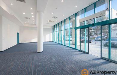 AZ PROPERTY* ponúkame na predaj obchodný priestor s veľkými výkladmi a možnosťou rozdelenia na dve prevádzky