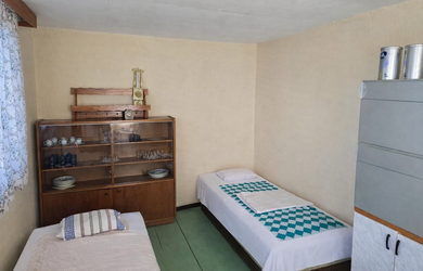 CHATA S 506 M² POZEMKOM, SKLENÍKOM A ZÁHRADNÝM DOMČEKOM