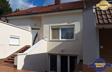 Luxusný rodinný dom s bazénom a dvojgarážou v tichej lokalite Komárna